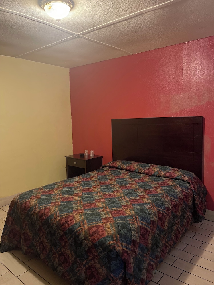 Laurel Vacations - Plaza Motel - Property Image 2