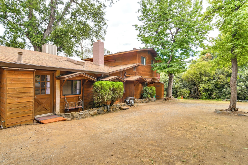 5 Mi to Lake Oroville: Huge Riverfront Home!