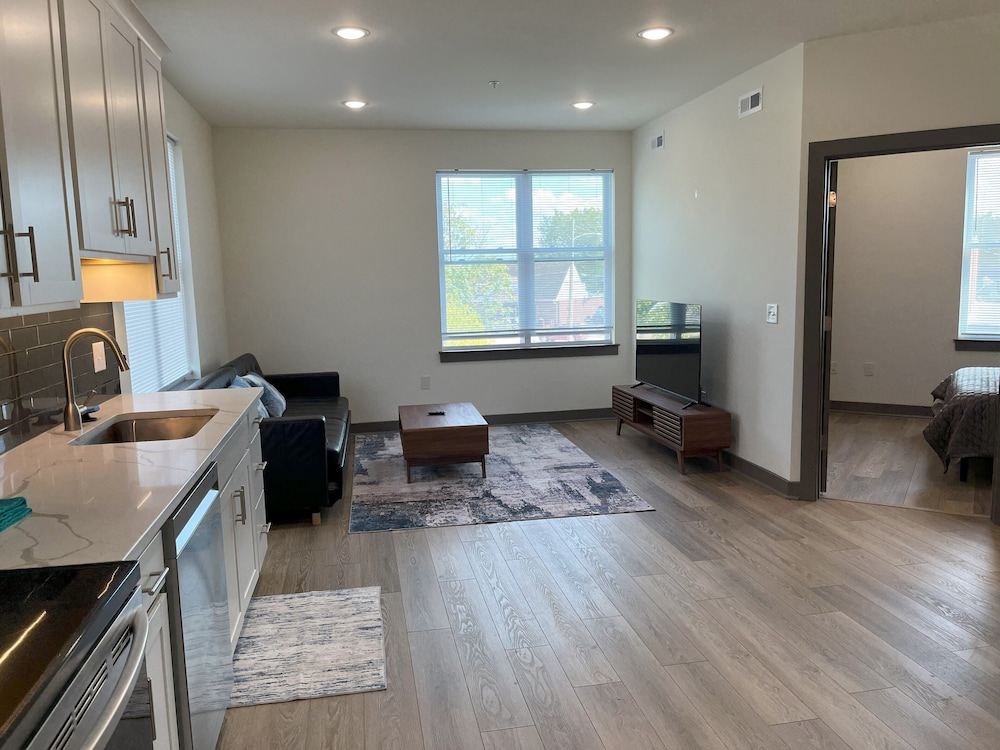 Capital City Apt - 101
