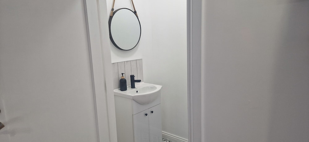 2 Bed Cottage-sleeps 4-private Garden-parking