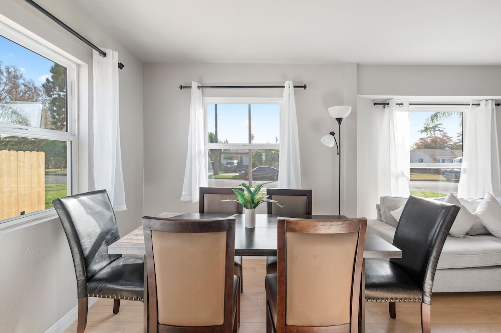 Luxury Modern Retreat w Spacious Yard Premium Comfort
