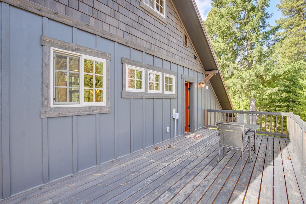 Cle Elum Cabin w/ Hot Tub, Fire Pit & Deck!