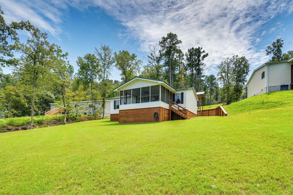 Fish, Swim & More: Quiet Retreat on Lake Sinclair!