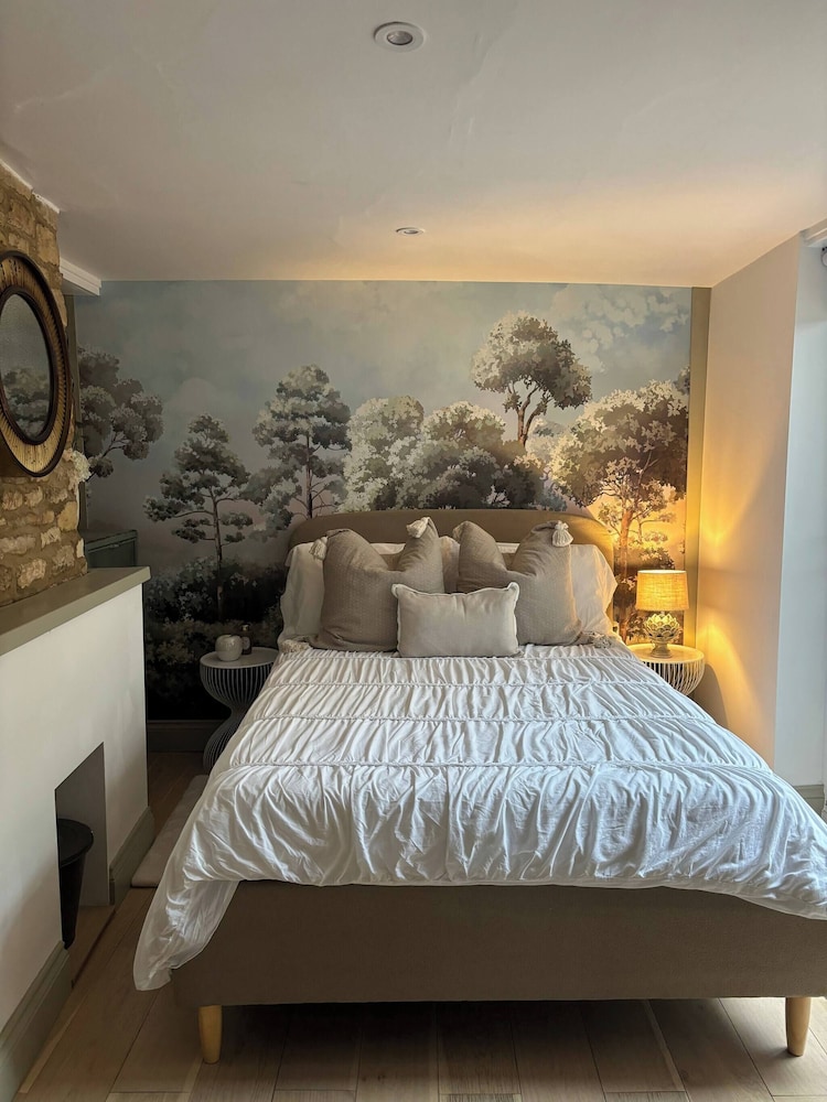 Cottage on High Street, own Parking and EV Charger