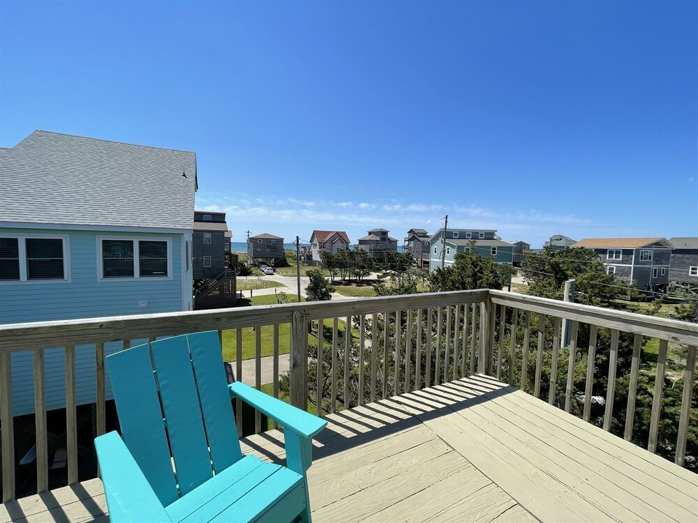 Hatteras Hideaway 3 Bedroom Cottage by RedAwning