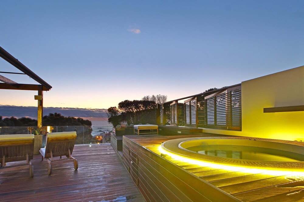 Sea View 3bed Apt w Pool Near Beaches Glen Sunsets
