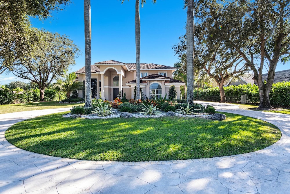 Luxurious 6-Bedroom Villa with Pool & Games