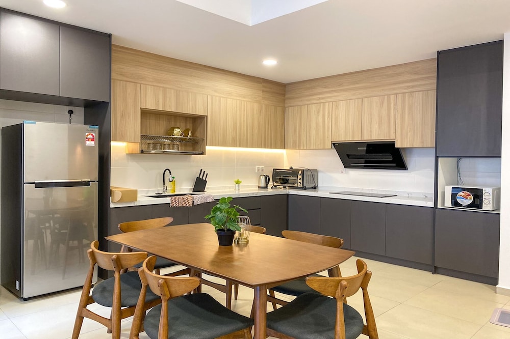 The Reizz Residence by Emily in Town
