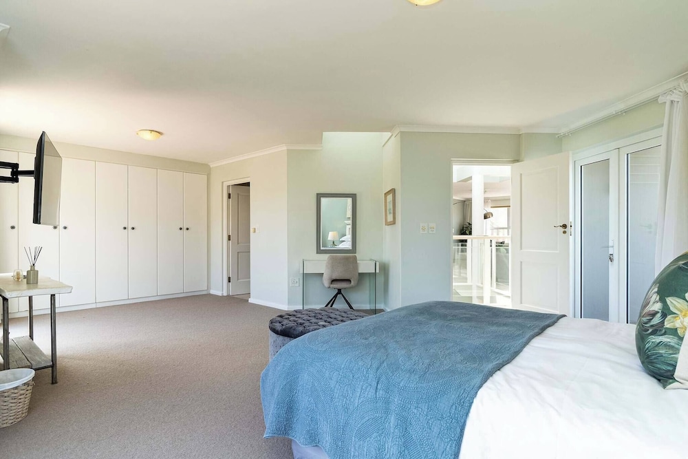 Beachfront Villa Sea Breeze, Hout Bay, Cape Town
