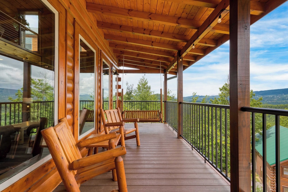 2 Homes Firefly Trail Way by Avantstay Sleeps 28, Indoor Pool + Hot Tub + Movie Theater & Game Room
