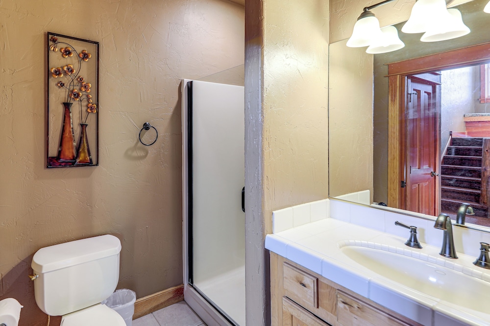 Ski-in/out, Hot Tub: Spacious Retreat in Whitefish