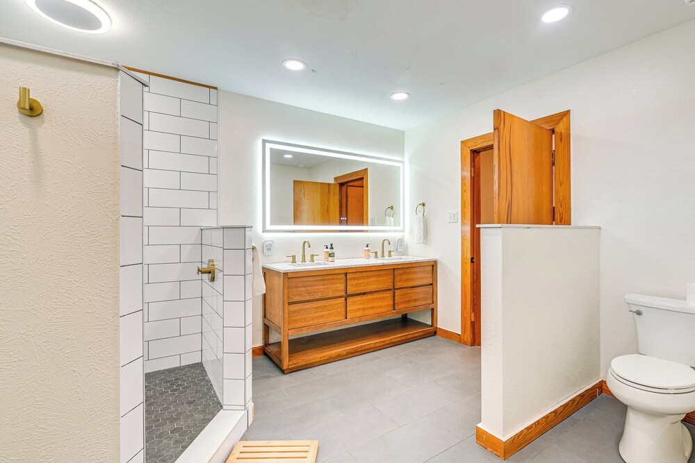 2 Mi to Pleasure Pier: Pet-friendly Gem w/ Yard