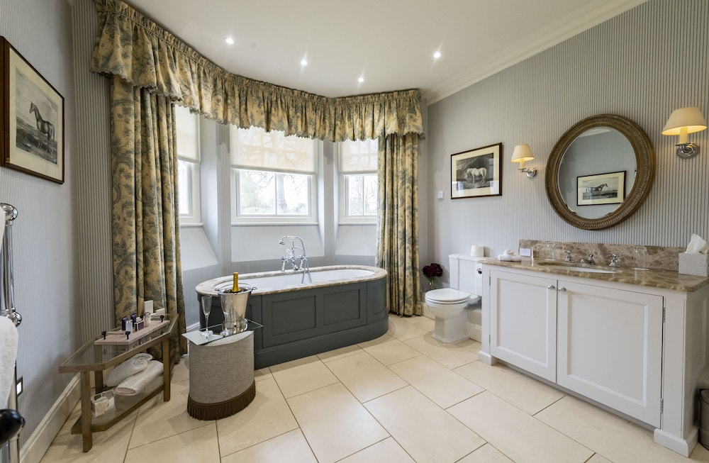 Newmarket Vacations - The Jockey Club Rooms - Property Image 16