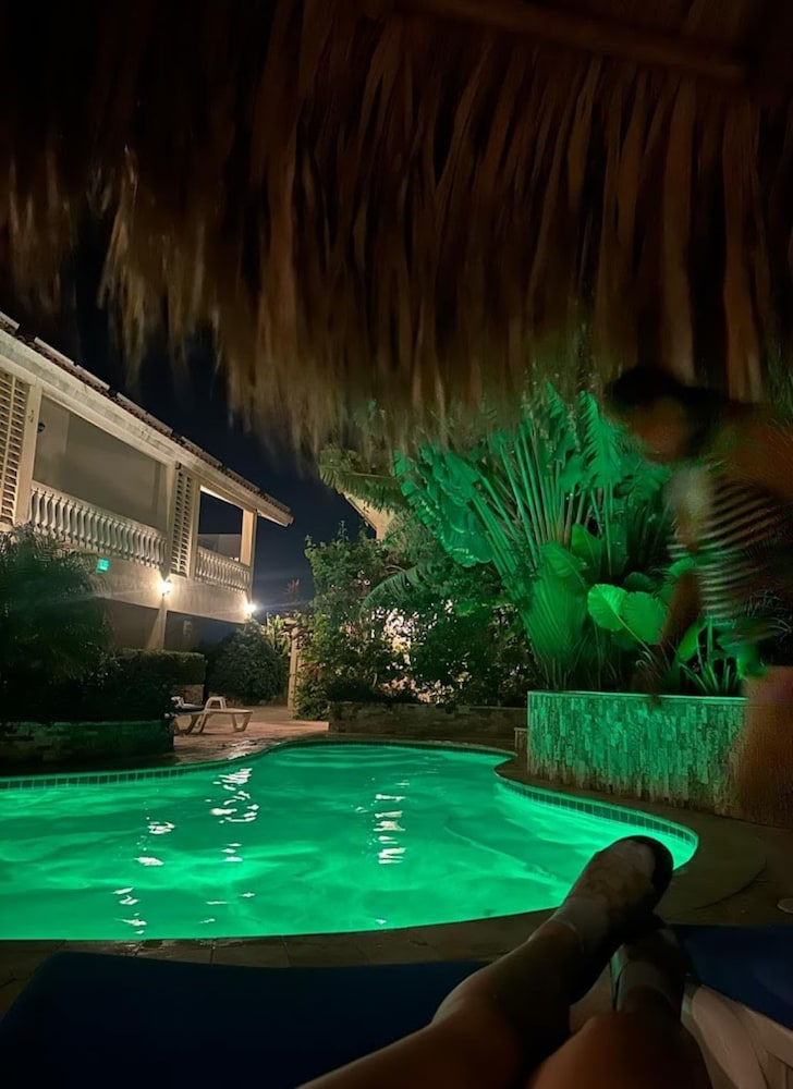 Spacious 4-bedroom Apartment 2 km From Eagle Beach - Dream Suites Aruba