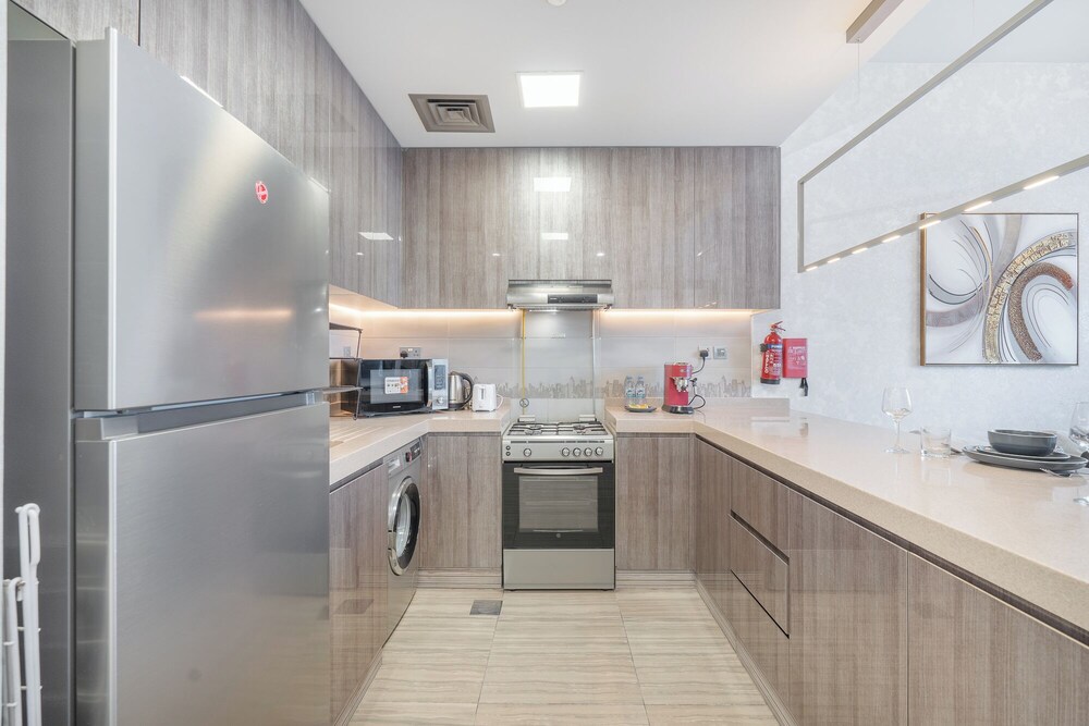 Heaven Crest Vacation Homes - Balcony with City View 1BHK in JLT Dubai Close to Metro & Marina