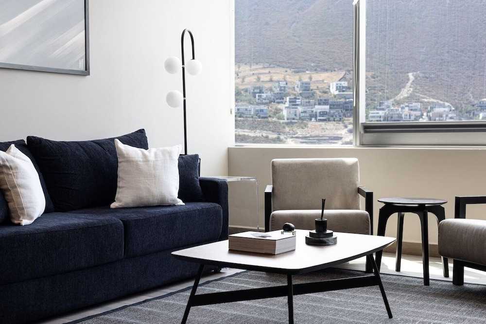 Modern Apts w Pool & Mountain View