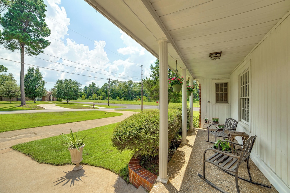 10 Mi to Lake Palestine: South Tyler Location!