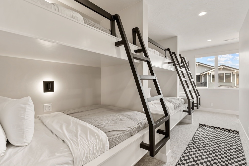 Weekend Vibes 5 Bedroom Townhouse