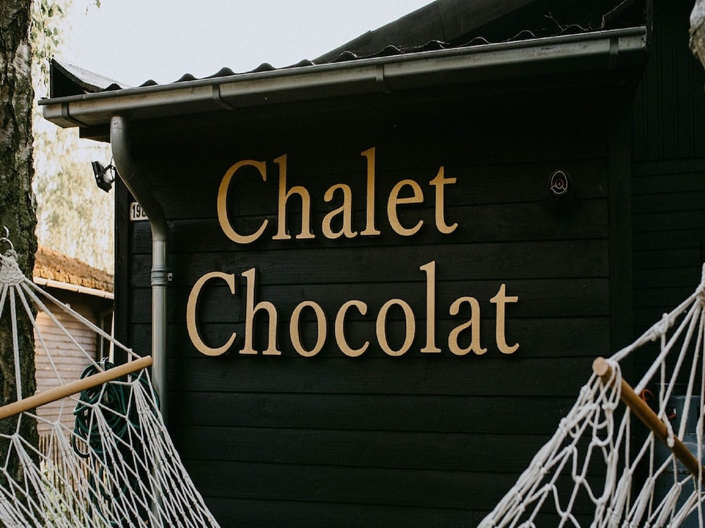 Geel Chalet in Netevallei