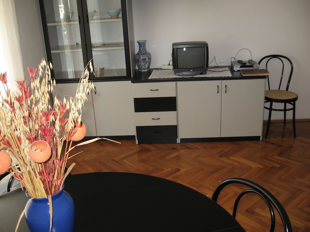 Six Person Apartment With 2 Bedrooms Near the Beach in Pjescana Uvala view 3