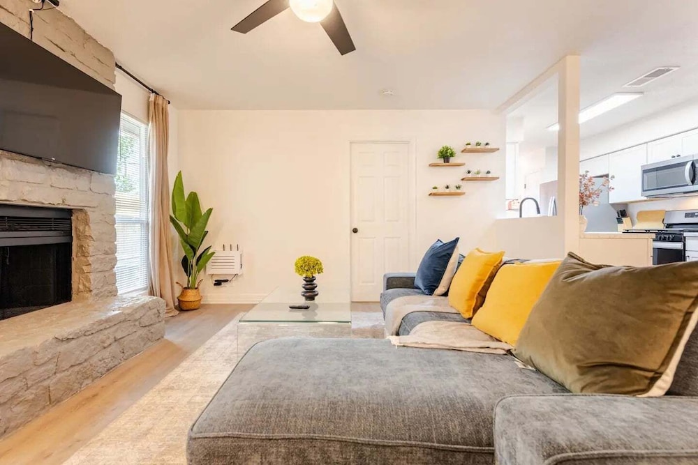 Modern 3br Townhouse Near Brushy Creek 3 Bedroom Duplex