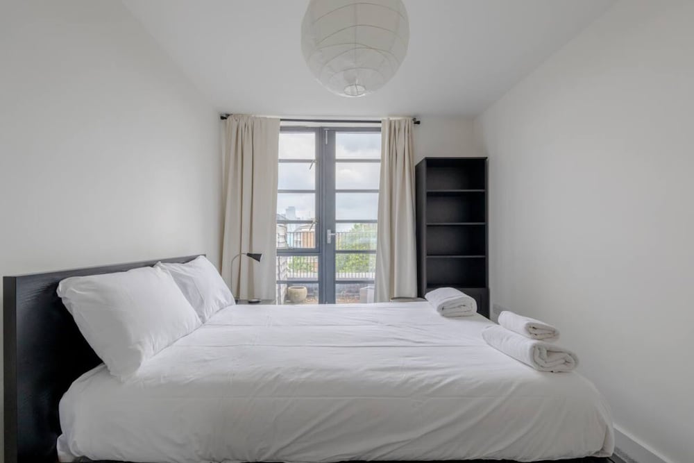 Serene 1BD Canal-side Flat w/ Terrace - Haggerston