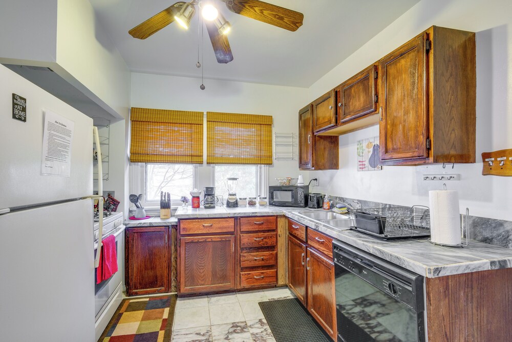 Trendy South Euclid Apt - 5 Mi to Cleveland Clinic
