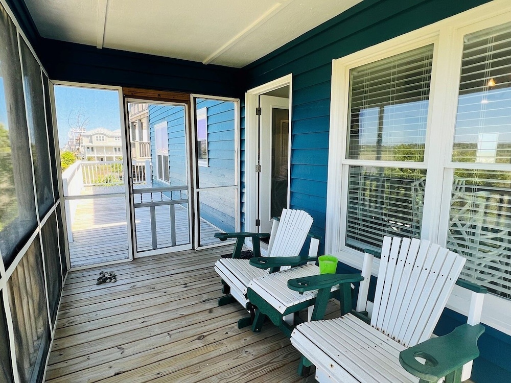 Just Breeze 'n 4 Bedroom Home by RedAwning