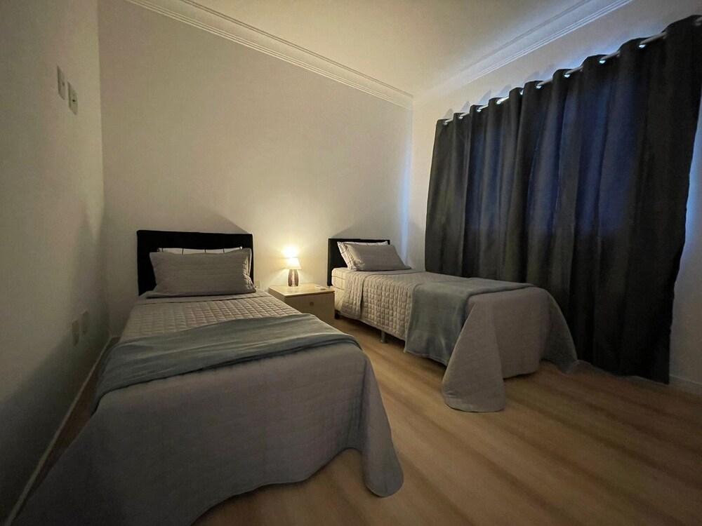 AMPLO APARTAMENTO UM POR ANDAR