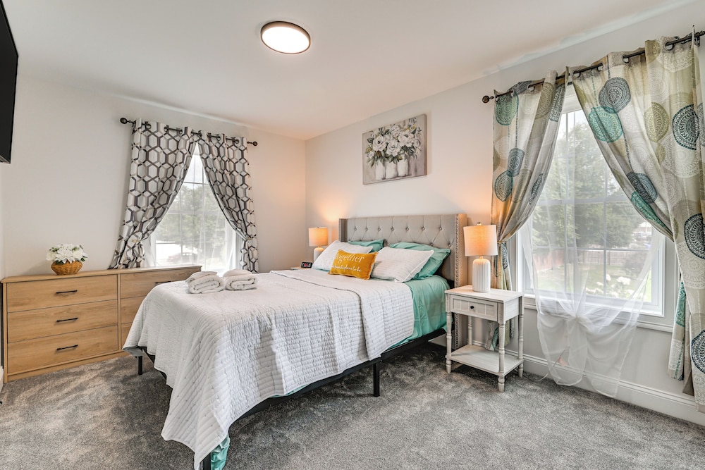 1 Mi to MGM Springfield: Cozy Winter Duplex!