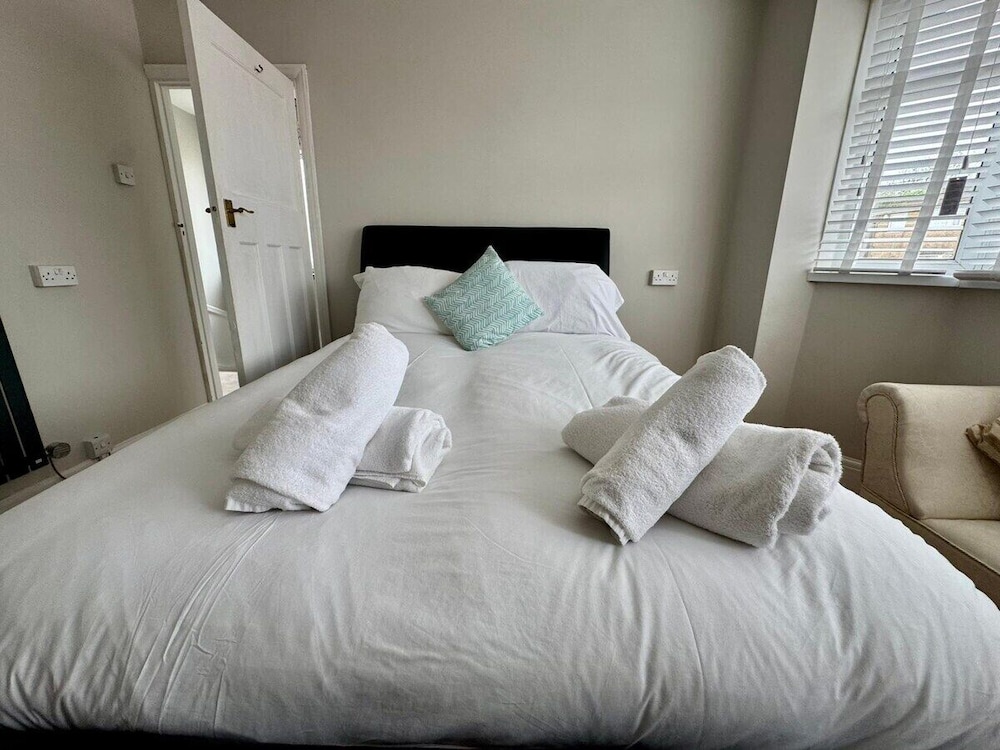 Cosy 2 Bedroom Home With Parking Near City Centre