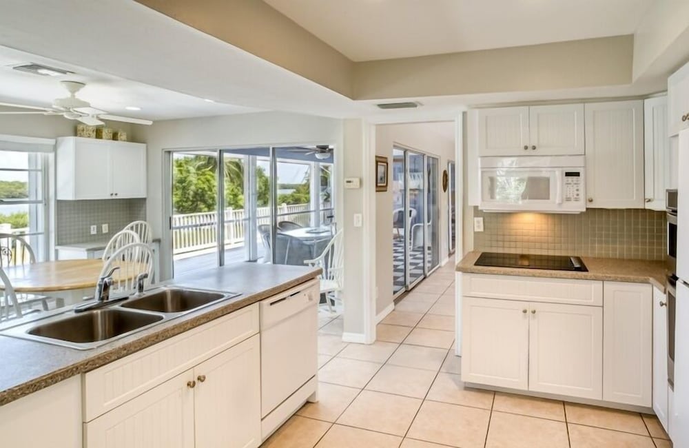 Baywatch Casa 3 Bedroom Home by RedAwning view 5