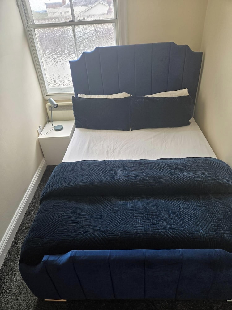 2 Bed - Sleeps 6 - Private Balcony - City Centre