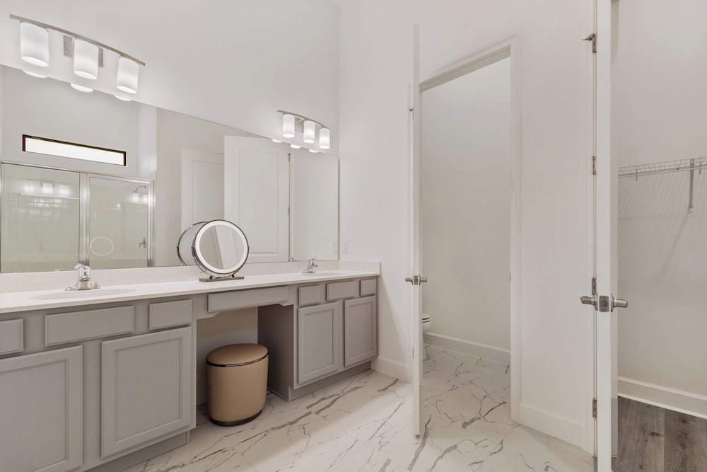 Grand 15-bedroom Villa -magical Themes, Pool & Game Loft, Lakeview - Image 3