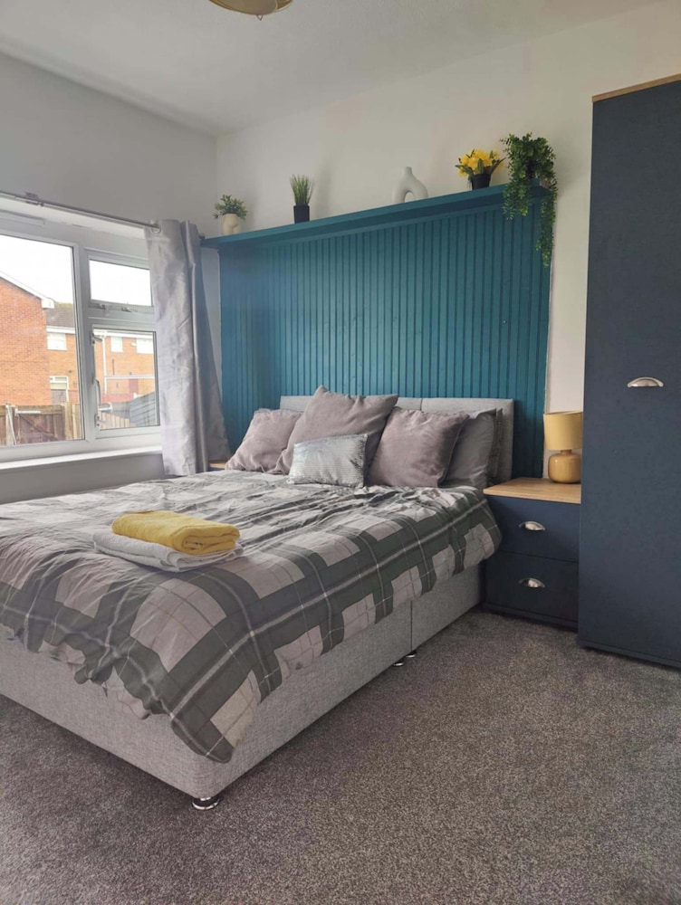3 Bed House - Sleeps 7 - Garden - Parking - Wifi