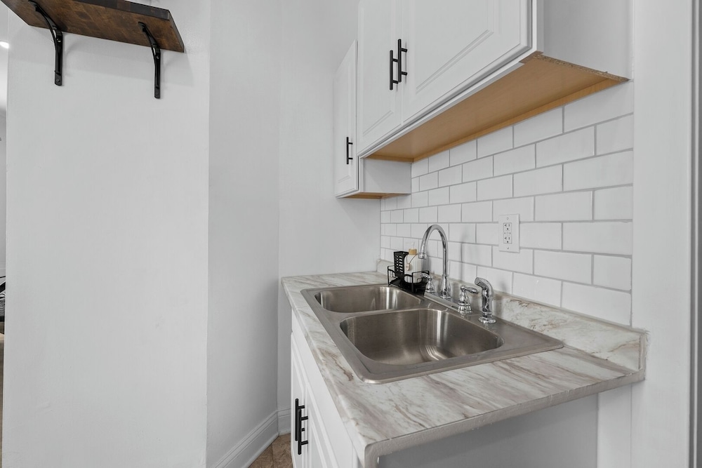 New Downtown Lux 3BR Free Parking, AC & Wi-fi