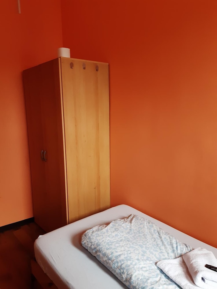 2-Rent Group Hostel Rooms&Apartments TUB19A