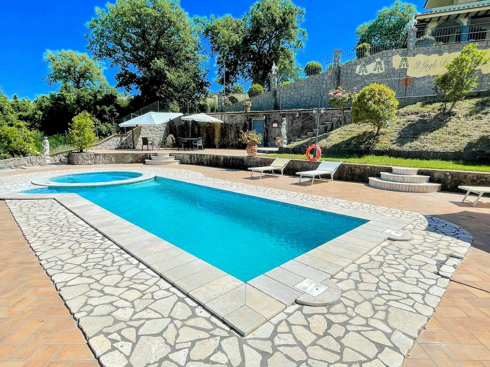 Charming Villa in Umbria - Sleeps 16 - Lake View - Pool, Jacuzzi and Events Room