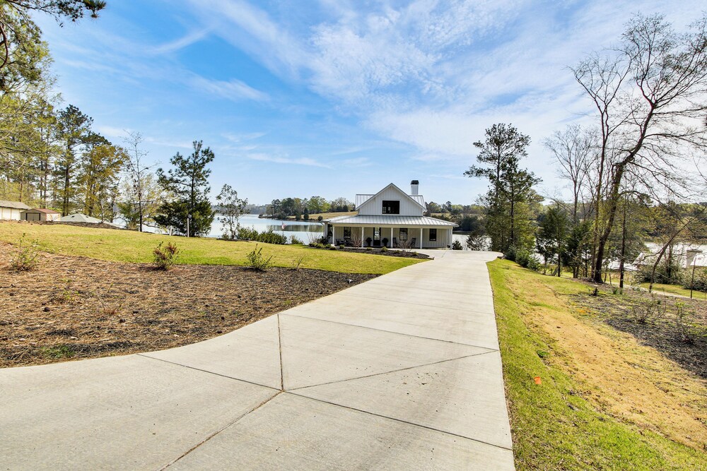Luxe Lake Greenwood Retreat: Dock & Deck!