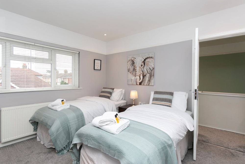 3 Bedroom House with Parking Bournemouth view 2