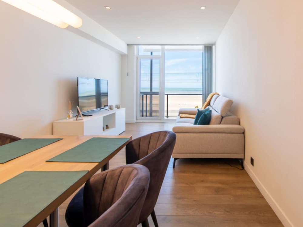Apartment With Frontal sea View in Raversijde