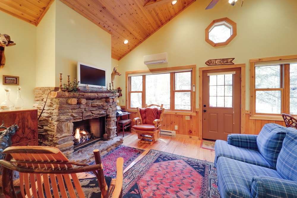 2 Mi to Beech Mtn Slopes! Cozy Couples Retreat