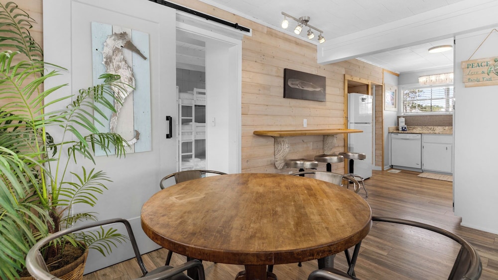 2BR Home, Private Heated Pool, 4 Bikes, Beach Access