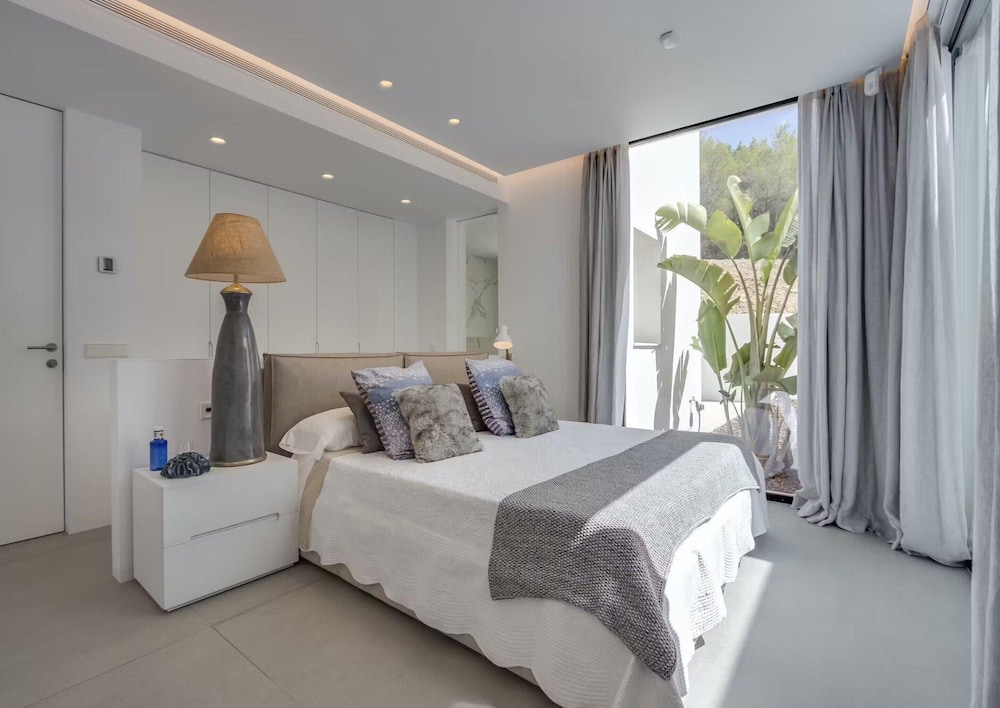 Sleek Villa With Nice Terrace