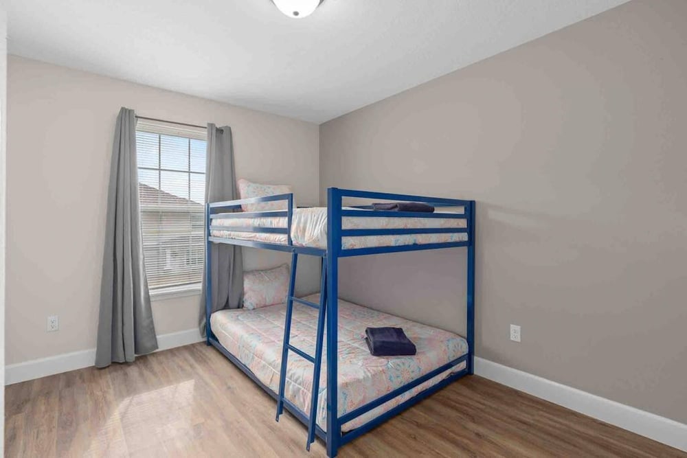 Super Epic- Sleeps 32 TWO Separate Townhomes