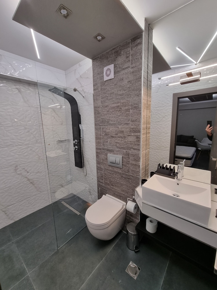 LUXSUITES