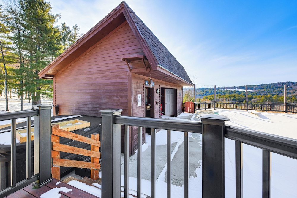 Hot Tub, Fire Pit & Grill: Remote Springfield Home