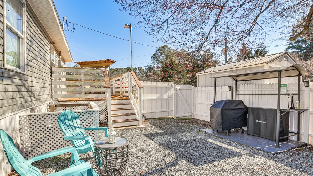 9 Mi to Downtown: Sanford Home w/ Hot Tub