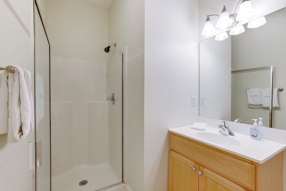 < Half-mi to Lake: Townhome w/ Hot Tub in Mchenry!
