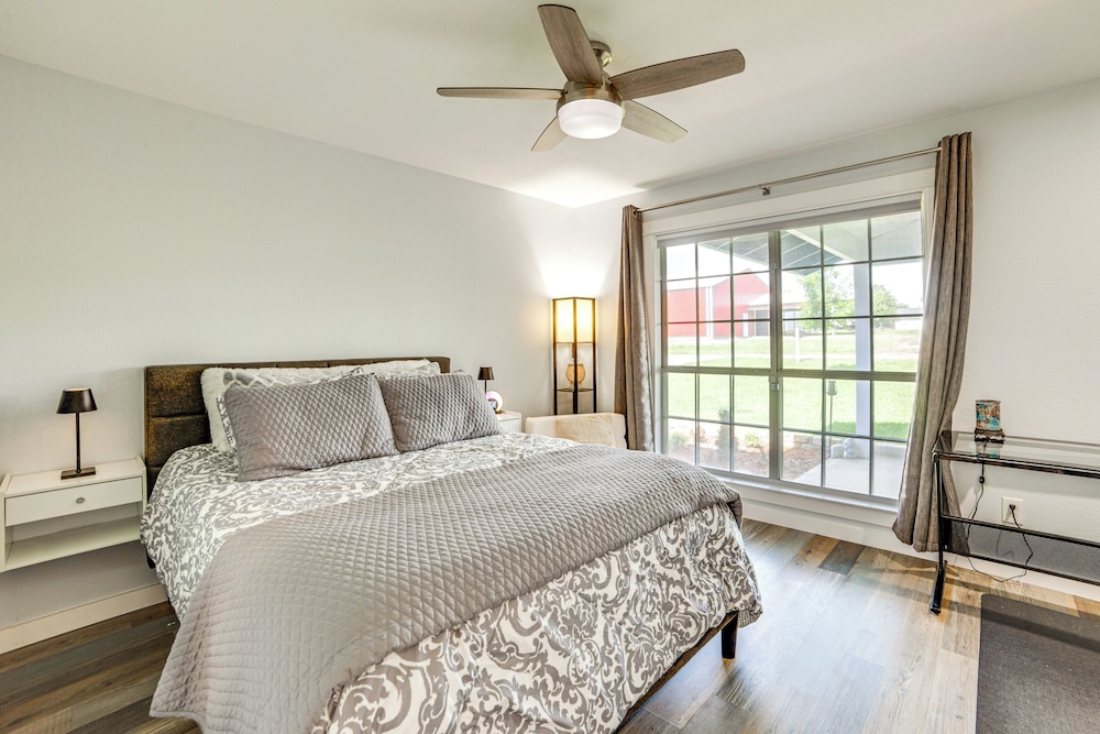 Lake Tawakoni Access + Hot Tub - Wills Point Home!